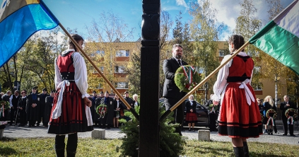 Koszorúztak a Kalász negyedi temető előtti kopjafánál